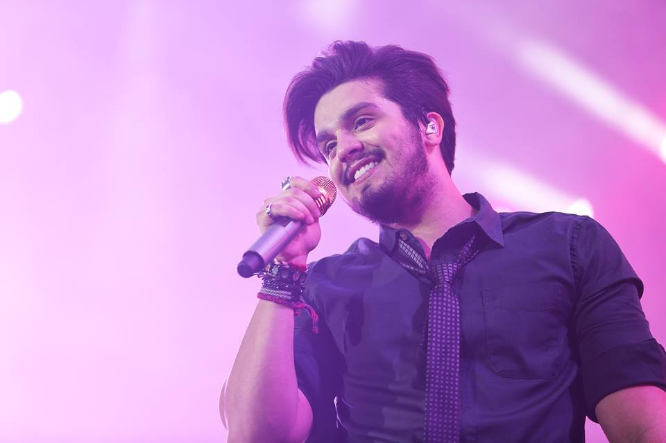 TÔ FALANDO: LUAN SANTANA FICA NERVOSO E JOGA PIZZA NO CHÃO, DIZ ORGANIZADOR DE RODEIO