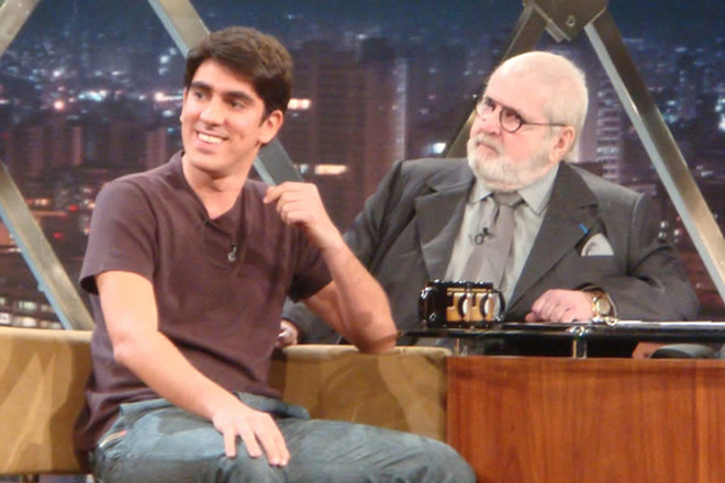 Marcelo Adnet tenta puxar tapete de Jô Soares e é chamado de deselegante na Globo