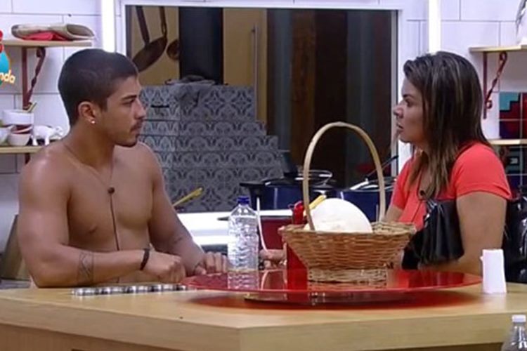 “A Fazenda”: Douglas diz para Mara arrumar as suas malas e ir embora