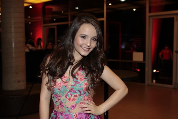 Larissa Manoela tieta artistas da Globo durante premiação no Rio de Janeiro