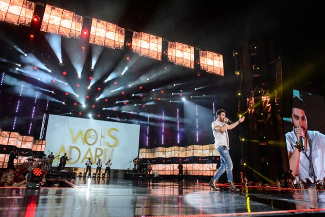 Luan Santana se apresenta no palco do "Show da Virada" em Salvador. Foto: Globo/Ramón Vasconcellos