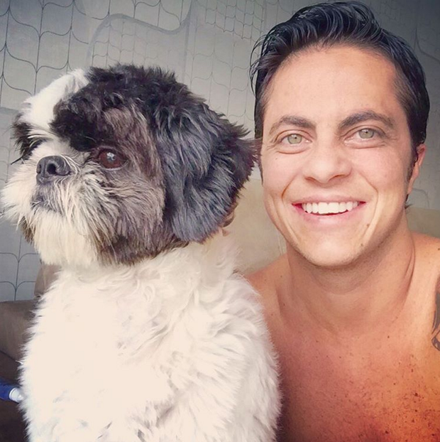 Thammy posta selfie sem camisa com cãozinho e ganha elogios: “Lindo”