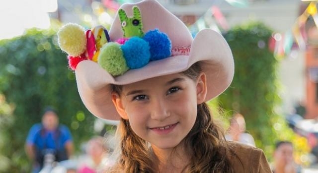 Mãe de atriz mirim demitida pelo SBT diz que a filha foi hostilizada dentro da emissora