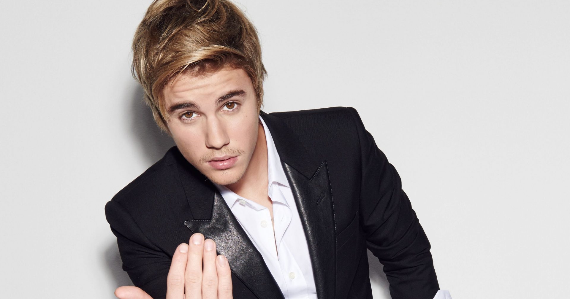 Justin Bieber lamenta morte de amigo no atentado de Paris