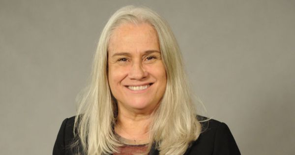 Vera Holtz se veste de árvore de Natal e causa na web