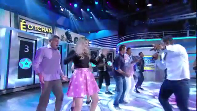 Cléber Machado rebola ao som de "É o Tchan" no "Domingão do Faustão". Foto: Reprodução/Globo