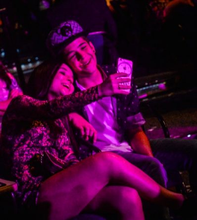 Larissa Manoela e João Guilherme fazem selfie juntos em show de Luan Santana