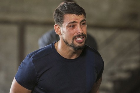 ‘A Regra do Jogo’: Juliano invade o apartamento de Romero para falar com Tóia