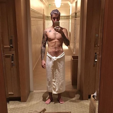 Justin Bieber tira foto apenas de toalha no espelho da academia; veja