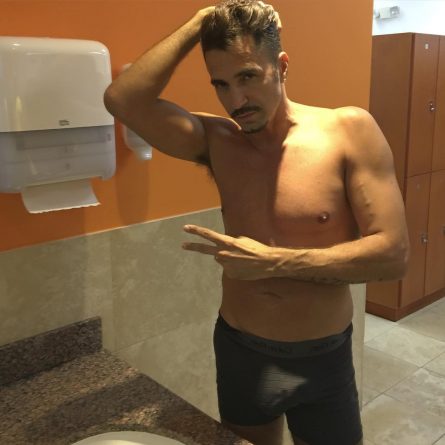 Latino publica foto com “volume” na cueca e vira motivo de piada na Internet