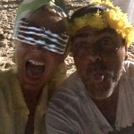 Xuxa passa o Réveillon disfarçada na praia com o namorado