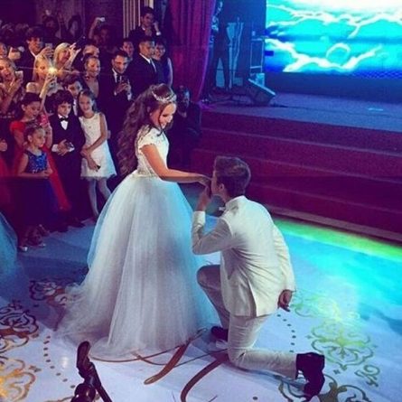 Larissa Manoela ganha festa de 15 anos e dança valsa com João Guilherme e Selton Mello