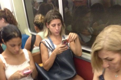 Sem maquiagem, Ana Paula Minerato é vista no metrô em São Paulo