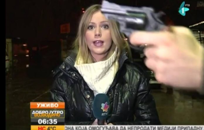 Homem aponta arma para repórter durante transmissão ao vivo na TV