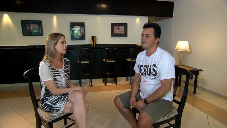 Cantor Renner está com aluguel atrasado em condomínio de luxo e quer se mudar