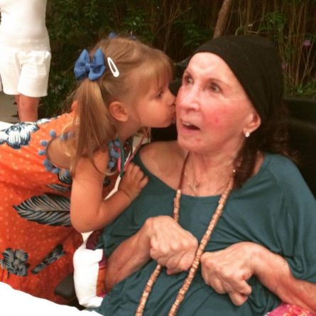 Mãe de Xuxa recebe alta após ficar internada por causa de infecção