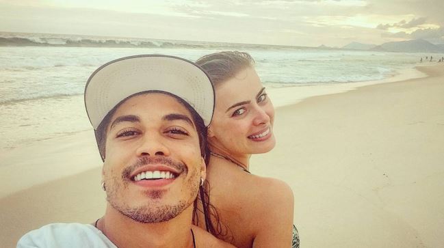 Douglas Sampaio chama Latino de velho: “Papai Noel de Shopping”