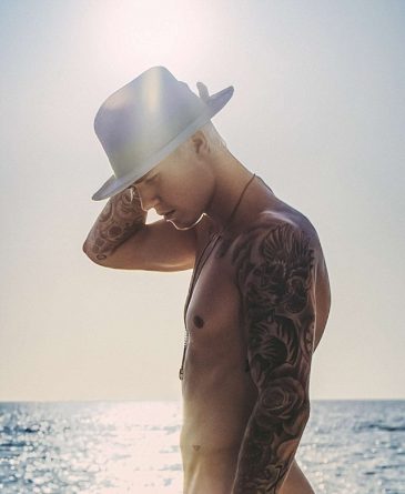 Justin Bieber posa nu para capa de revista britânica; veja a foto