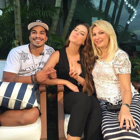 Ex de Latino anuncia que vai se casar com vencedor de “A Fazenda”