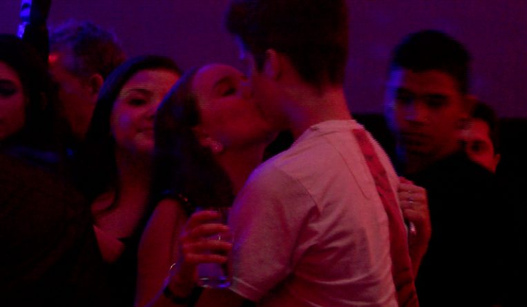 “TV Fama” flagra beijo entre João Guilherme e Larissa Manoela; veja fotos