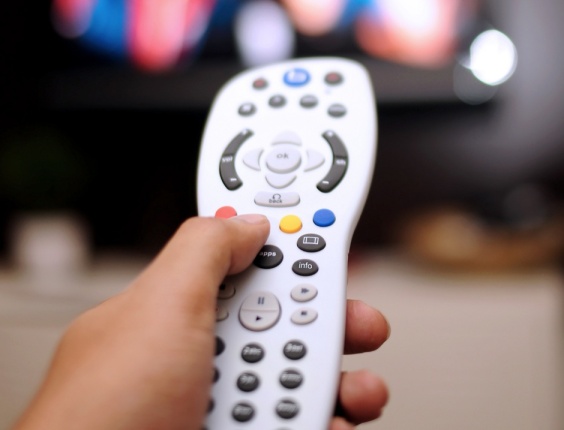 Televisão por assinatura perde 67 mil assinantes e Claro TV desaba 20%