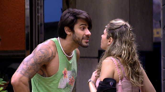 “BBB 16”: “Quando sair daqui vai fazer uma novela na Globo”, dispara Renan para Ana Paula