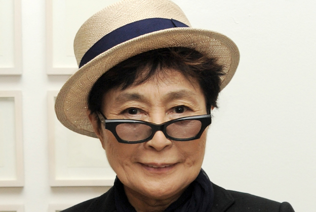 Depois de ser internada por forte gripe, Yoko Ono recebe alta e passa bem