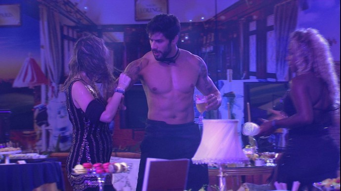 Ana Paula e Renan se estressam durante festa (Foto: TV Globo)