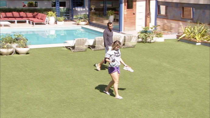 “BBB 16”: Matheus chama Maria Claudia para piscina: “Tenho que aproveitar”
