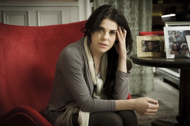 Bárbara Paz evita se aproximar de caixão em gravação de “A Regra do Jogo”