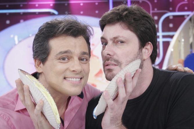 Celso Portiolli recebe Danilo Gentili e equipe do “The Noite” no “Passa ou Repassa”
