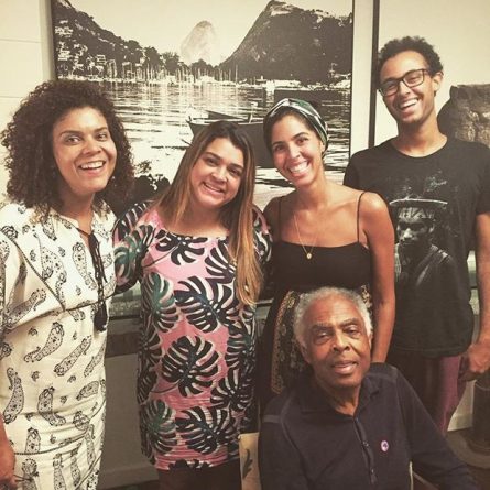 Gilberto Gil posa com Preta Gil e Bela Gil após internação