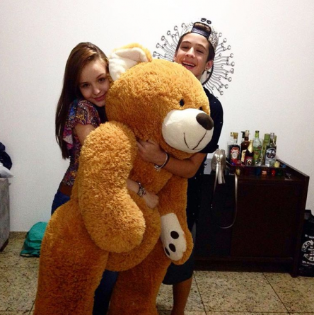 Larissa Manoela e o namorado João Guilherme brincam com ursão de pelúcia gigante
