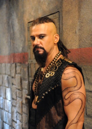 Leonardo Vieira volta às novelas barbudo e tatuado em “Os Dez Mandamentos”