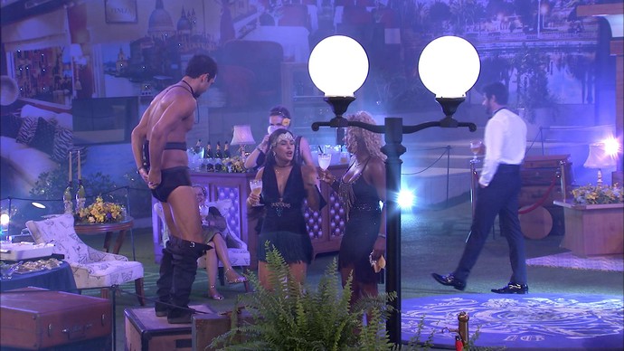 “BBB 16”: Matheus faz striptease para sisters e rebola sensualmente só de cueca