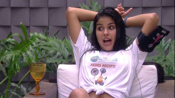 “BBB 16”: Munik descobre que Maria Claudia se deitou de conchinha com Laham e alfineta Matheus: “E o corno?”