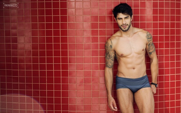 Ex-BBB Renan se defende das críticas sobre ausência de volume em ensaio sensual