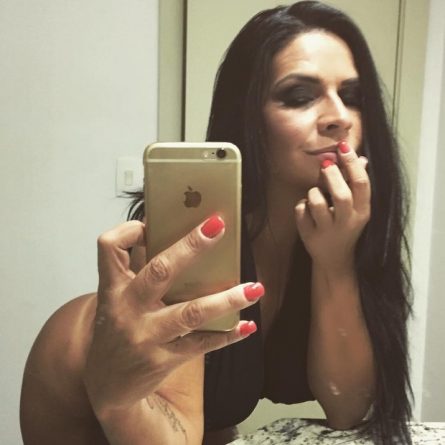 Solange Gomes posa sem calcinha e empina o bumbum em foto na web
