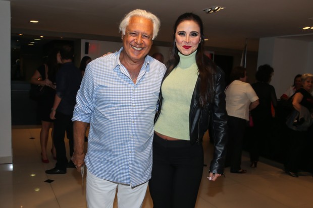 Casal Antônio Fagundes e Alexandra Martins prestigiam os 75 anos de carreira de Bibi Ferreira