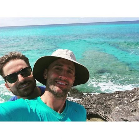 Paulo Gustavo e Thales Bretas posam juntos no Caribe; confira