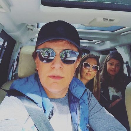 Tom Cavalcante e família voltam para casa após contraírem a gripe H1N1