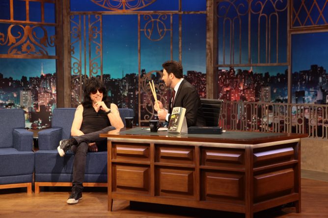 Danilo Gentili recebe o astro do rock Marky Ramone no “The Noite”