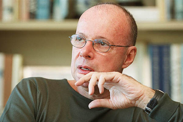 Após cirurgia, autor Gilberto Braga passa bem e volta para casa