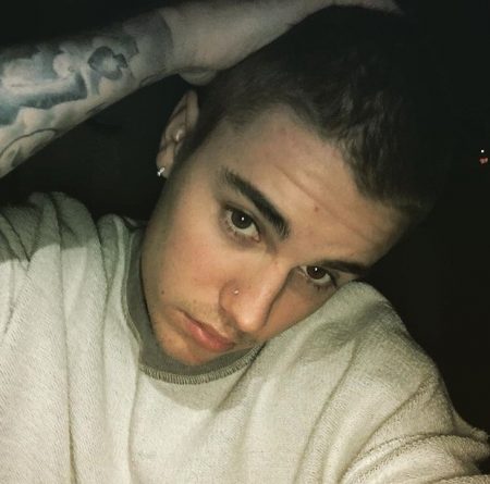 Justin Bieber raspa a cabeça e exibe novo visual na Internet