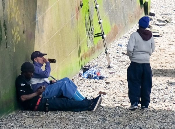 Filho de Madonna é flagrando fumando e bebendo debaixo de ponte
