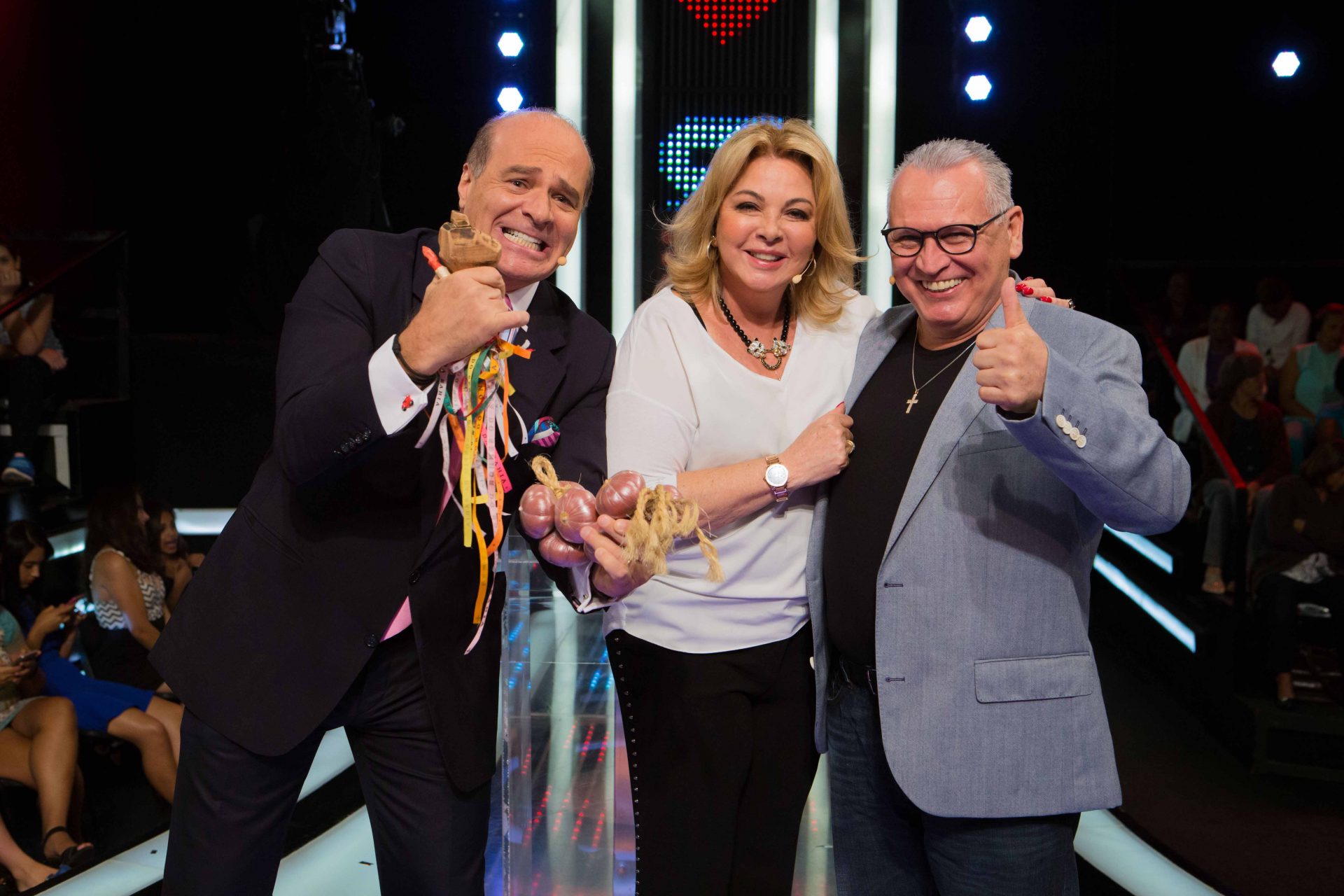 Na foto, o apresentador Marcelo de Carvalho brinca com a simpatia de espantar a sogra Vera Gimenez. Foto: Artur Igrecias/RedeTV!