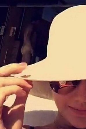 Mulher de Roberto Justus grava vídeo em hotel e deixa escapar homem nu ao fundo