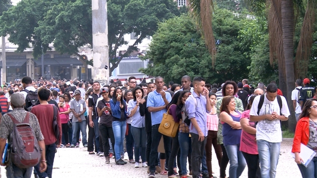 “Profissão Repórter” mostra como a atual situação econômica afeta os brasileiros