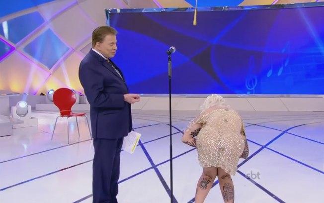 Sabrina Boing Boing tira dinheiro da calcinha e entrega a Silvio Santos