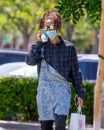 Jaden Smith é fotografado usando uma máscara cirúrgica na saída de um restaurante